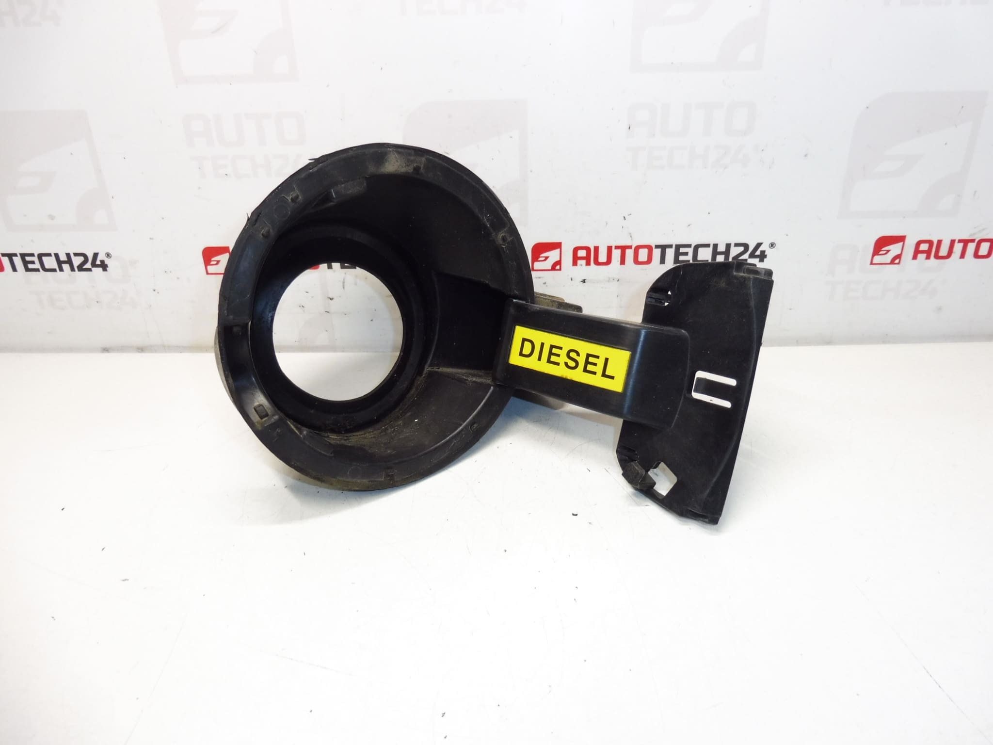 Bocchettone di riempimento del serbatoio del carburante Peugeot 3008 9682803280 1517E2